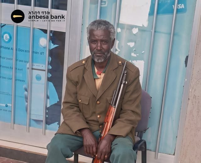 Namni umuriin deemaa rifeensa adaadii fi areeda adii qabu, uffata sirna kaakii uffatee, ala damee baankii tokkoo teessoo irra taa'e; qawwee gatiittii isaatti hirkifate; duuba isaa foddaa irratti mallattoon Baankii Anbesaa mul'ata.